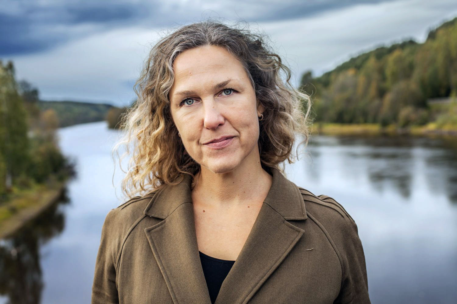 Augustprisvinnaren Marit Kapla skrattar åt Erik Andersson, lånar av Selma Lagerlöf. Här är hennes liv i böcker.