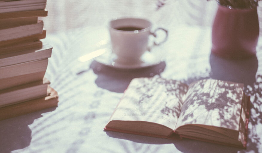 Böcker och en kopp kaffe