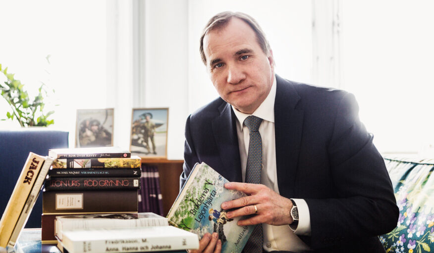 Stefan Löfven med böcker, 2015.