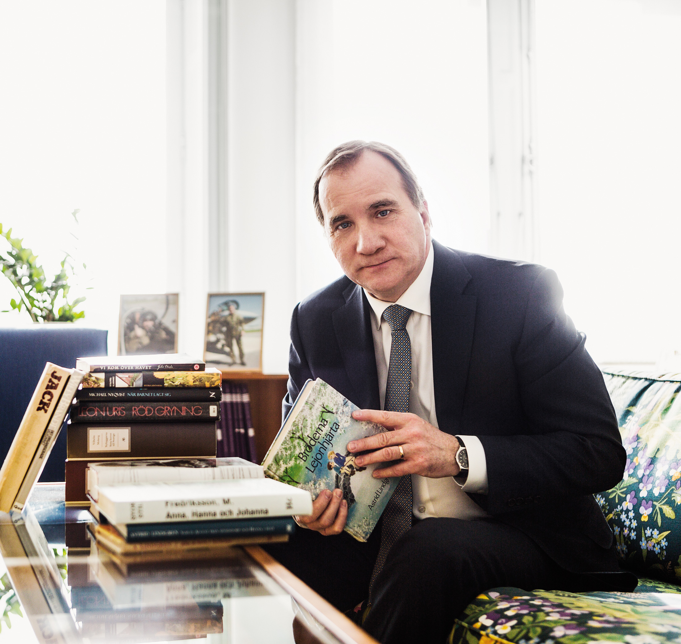 Stefan Löfven med böcker, 2015.